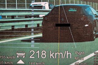 Atakovali 200 km/hod. Tři muži za volanty silných vozů odevzdali o Velikonocích řidičák na D1 - Novinky